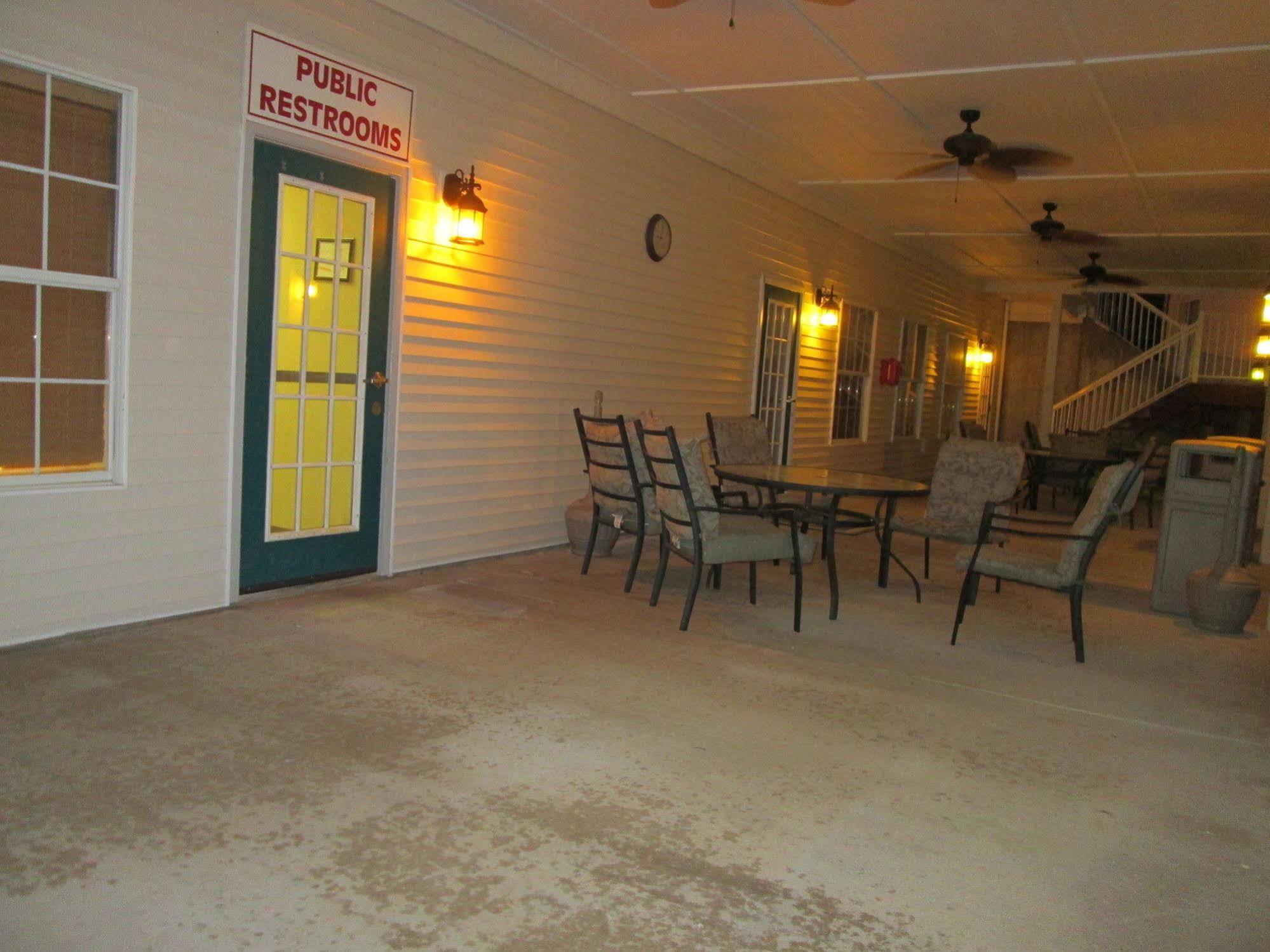 Brook Poolside Walk In Meadow Brook Branson Exterior photo