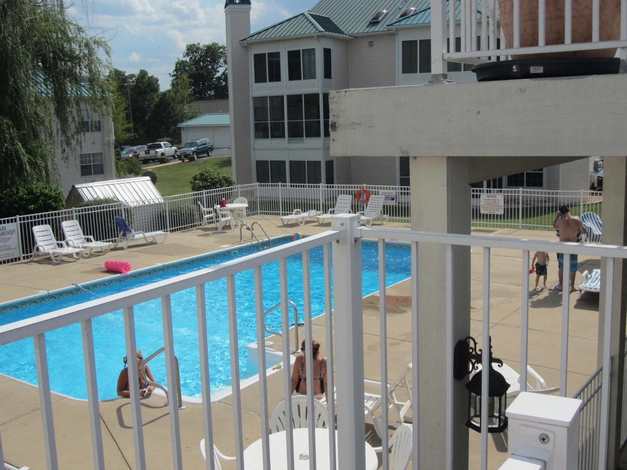 Brook Poolside Walk In Meadow Brook Branson Exterior photo